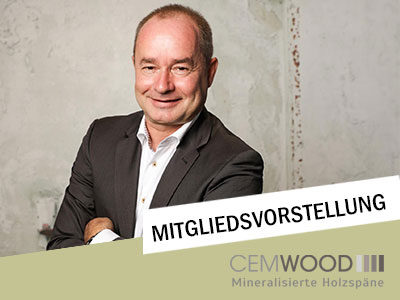 Porträt einer Person im Anzug mit verschränkten Armen vor heller Wand. Über das Bild ist der Schriftzug „Mitgliedsvorstellung“ eingeblendet, darunter das Logo von CEMWOOD Mineralisierte Holzspäne.