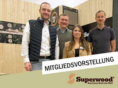 Vier Mitarbeitende stehen in einem Ausstellungs- oder Verkaufsraum vor einer Holzwand. Im Vordergrund ist der Schriftzug „Mitgliedsvorstellung“ eingeblendet, unten rechts das Superwood-Logo mit dem Slogan „Das beste Brett der Welt“.