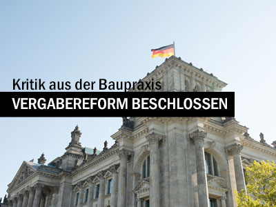 Reichstagsgebäude in Berlin mit deutscher Flagge, darüber die Schlagzeile „Vergabereform beschlossen“ und der Zusatz „Kritik aus der Baupraxis“.